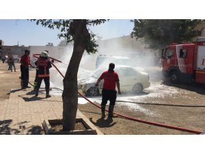 Park halindeki otomobil alev aldı