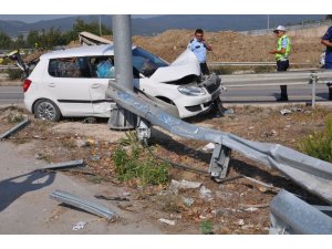 Bariyerlere saplanan araçta can pazarı