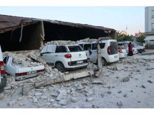 Fabrika duvarı araçların üzerine çöktü