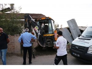 Kepçe eve girdi, avludakileri ezdi: 1 ölü, 2 yaralı