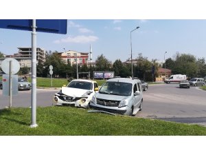 Cip ile hafif ticari araç çarpıştı: 2 yaralı