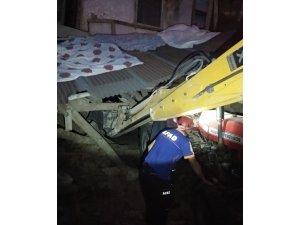 Sivas'ta kerpiç evin çatısı çöktü: 2 yaralı