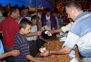 Belediyeden vatandaşlara simit ve çay ikramı