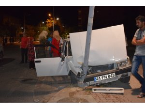 İki otomobil çarpıştı: 1 yaralı