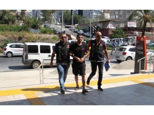 Polisi görünce 23 adet uyuşturucu hapla dolu poşeti yuttu