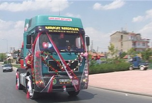 tır şoförü, düğününde tırını gelin arabası yaptı