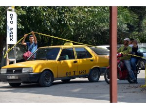 Yıkılmak üzere olan duvara aldırmadan geçiyorlar