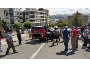 Kamyonetin çarptığı otomobil rampa yukarı takla attı: 2 yaralı