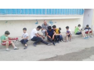 Sokakta satranç var