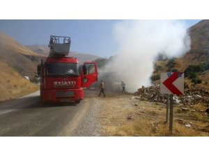 Seyir halindeki kamyon alev alev yandı
