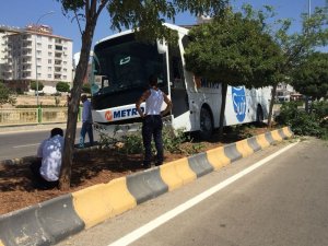 Otobüs refüje çıktı