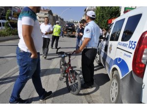 Otomobil bisikletli çocuğa çarptı