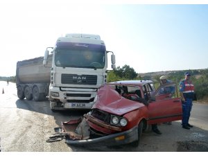 Trafiğe kapalı yola giren otomobil tırla çarpıştı: 3 yaralı