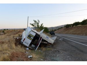 Tunceli'de kamyonetle minibüs çarpıştı: 20 yaralı