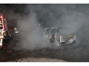 Çalınan otomobil, mezarlık içerisinde kundaklandı