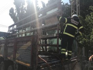 Kamyona atılan izmarit yangın çıkardı