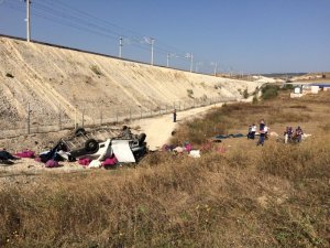 Hafif ticari araç şarampole yuvarlandı: 1 ölü, 1 yaralı