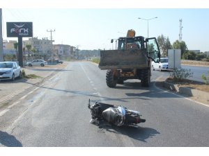 Elektrikli bisiklet iş makinesinin kepçesine çarptı:1 yaralı