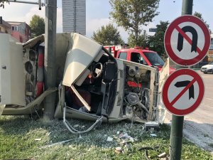 Elektrik direğine çarpan otomobil kağıt gibi yırtıldı