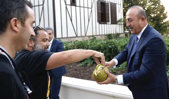 Çavuşoğlu, gazetecilere elleriyle kavun ikram etti