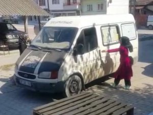 İcra yoluyla çocuklarını görmek isteyen anne, kuzeninin iş yerini bastı