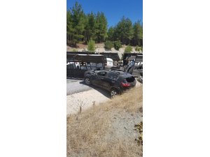 Otomobil taşıyan tır devrildi: 1 yaralı