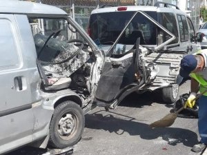 Midibüs ışıkta bekleyen araçlara çarptı: 4 yaralı