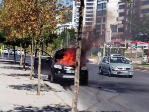Seyir halindeki otomobil alev aldı