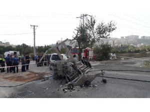 Hafif ticari araç önce yayaya sonra elektrik direğine çarptı: 2 ölü
