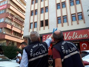 İki siyasi parti binasının bulunduğu sokakta pompalı tüfekle havaya ateş açıldı
