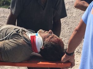 Çakıl yığını altında kalan işçi yaralı kurtarıldı