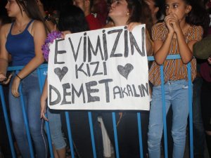 Demet Akalın Üzüm Festivalinde sahne aldı