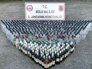 Bolu’da durdurulan 2 araçtan bin litre kaçak içki çıktı