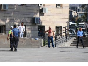 Yardım alabilmek için kendini kesti