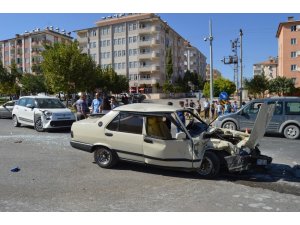 İki otomobil çarpıştı: 1 Yaralı