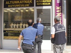 Kuyumcuya silahlı saldırı kamerada
