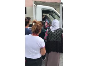 Hastane önünde araçta doğum yaptı