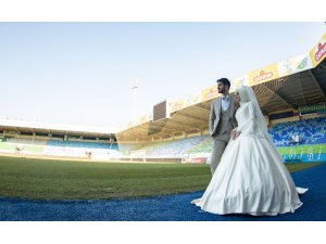 Düğün fotoğraflarını stadyumda çektirdiler