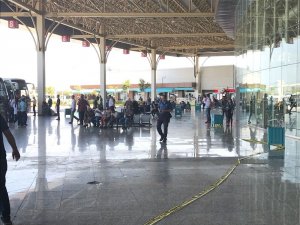 Otobüs, peronda bekleyen yolcuların arasına daldı: 3 yaralı