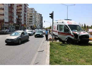 Ambulans ile otomobil çarpıştı: 4 yaralı