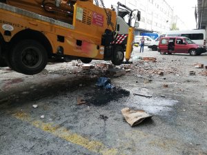 Sanayi sitesinde 8 tonluk vinç devrildi