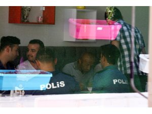 Polis yemek sözü vererek intihardan vazgeçirdiği gençle birlikte yemek yedi