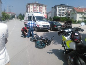 Otomobille motosikletin çarpışması güvenlik kameralarına yansıdı