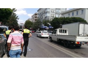 Karşıdan karşıya geçmek isterken otomobilin çarptığı kadın yaralandı