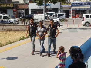 Polis, bir evin odasına gizlenmiş silah ve uyuşturucu madde buldu