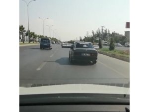 Boru taşıyan otomobil trafiği tehlikeye düşürdü
