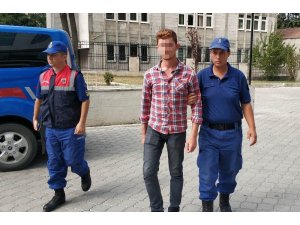 Kavgada sopayla vurduğu kişinin kafasını kırdı
