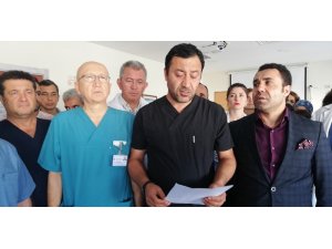 Hasta yakınları sağlık çalışanına tekme tokat saldırdı