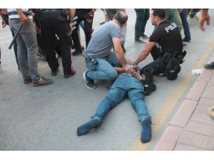 Şüpheli araçtaki şahıslar kavga çıkardı, 1 polis yaralandı