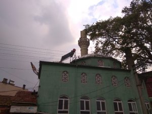 Kepsut’ta aşırı yağıştan cami minaresi devrildi